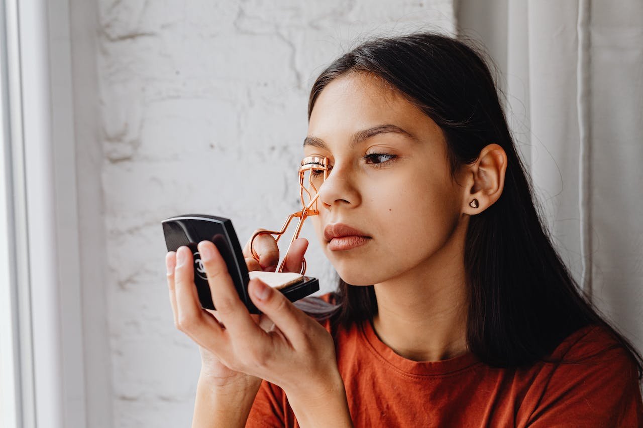 How to Clean Your Eyelash Curler