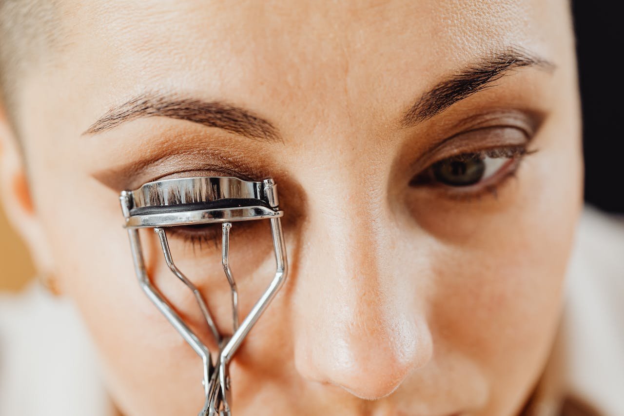 How to Clean Your Eyelash Curler